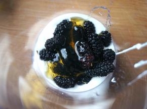 杯中倒入一些原味酸奶，再将桑葚酸奶倒入杯中，形成漂亮的分层。