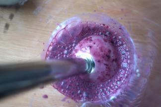 用料理棒混合均匀，看，多漂亮的颜色；