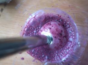 用料理棒混合均匀，看，多漂亮的颜色；