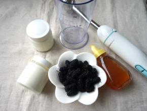 下面来做桑葚蜂蜜酸奶昔：自制酸奶、桑葚、蜂蜜、料理棒准备好；将酸奶、适量桑葚入料理杯中，再挤入蜂蜜；蜂蜜的多少可随意