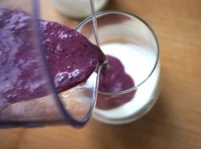 杯中倒入一些原味酸奶，再将桑葚酸奶倒入杯中，形成漂亮的分层。