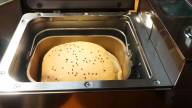 机器发出提示音，面包做好啦，立刻将其从桶中倒在晾架上，凉后装袋保存