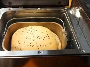 机器发出提示音，面包做好啦，立刻将其从桶中倒在晾架上，凉后装袋保存