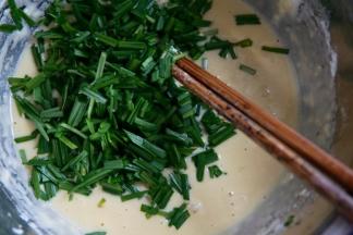 再放入切好的韭菜