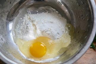 准备好干净的盆，放入面粉和鸡蛋，搅拌均匀