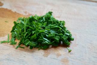 韭菜择洗干净后切小段，长一些短一些也无所谓