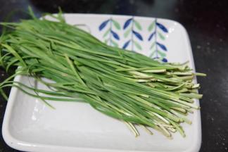 准备适量韭菜，多一些少一些并无大碍