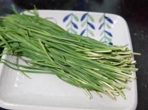 准备适量韭菜，多一些少一些并无大碍