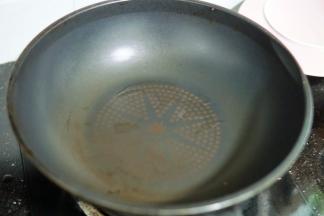 冷锅热油，不要放太多油，刷一点点油就好