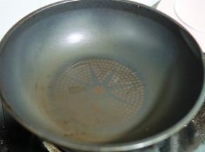 冷锅热油，不要放太多油，刷一点点油就好
