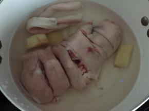 将猪手洗净后放入锅中加入适量清水和姜块一起焯去血水