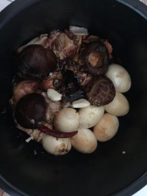 然后将所有材料放入电压力锅中拌均