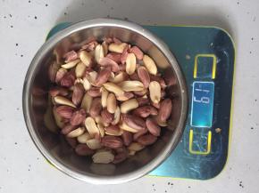 花生去壳，这个花生已经是炒好的了，如果是生花生就要先在锅里炒香