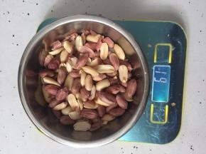 花生去壳，这个花生已经是炒好的了，如果是生花生就要先在锅里炒香