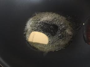 将黄油放入锅中小火煮化
