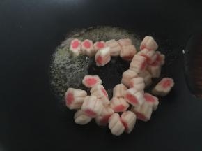 然后放入棉花糖炒至完全融化