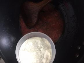 棉花糖融化后关掉火倒入奶粉搅拌均匀