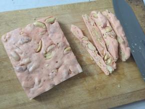 放凉后切去边角料