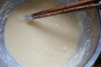 再加入适量水（一点一点的加）加到如图所示的流动状即可