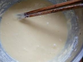 再加入适量水（一点一点的加）加到如图所示的流动状即可