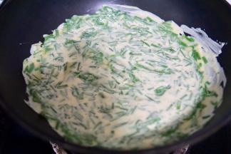 把面糊糊放入锅内，摊均匀。小火煎至底部金黄后翻面