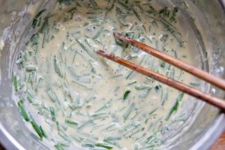 继续搅拌均匀，放入盐和胡椒粉（咸淡自己调节）