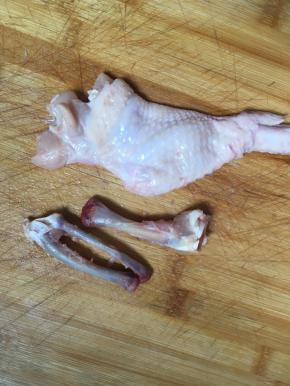 鸡翅去骨完成，鸡翅关节处的皮比较容易破，在处理鸡翅关节处的时候要小心点，不要扯破皮了