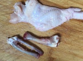 鸡翅去骨完成，鸡翅关节处的皮比较容易破，在处理鸡翅关节处的时候要小心点，不要扯破皮了