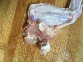 先处理鸡翅，先把每个关节的骨头连接处折断，然后用剪刀把连着骨头的筋膜剪断，慢慢的把骨头取出来，鸡翅中也用同样的方法