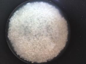 大米和糯米洗净放电饭煲煮熟，水量和平时煮饭放的水量差不多