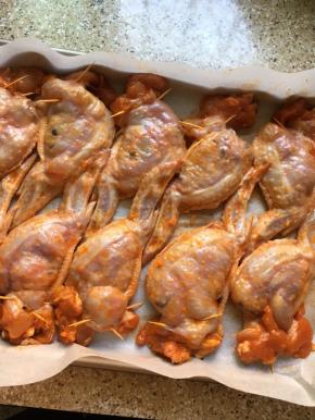 依次把所有鸡翅弄好，放在铺了油纸的烤盘上，放进预热好的烤箱上下火200度40分钟