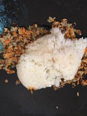 放入煮好的米饭翻炒