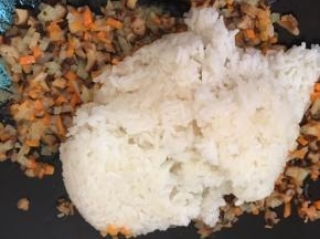 放入煮好的米饭翻炒