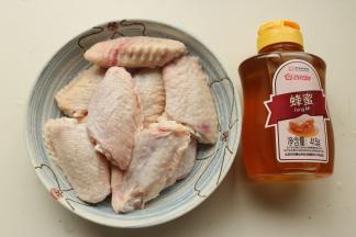 准备好食材，鸡翅解冻洗净。