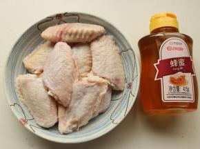 准备好食材，鸡翅解冻洗净。