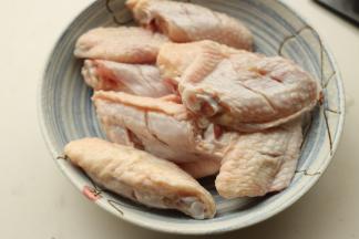 鸡翅表面打花刀，腌制时候会更容易入味。