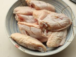 鸡翅表面打花刀，腌制时候会更容易入味。