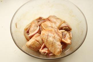 拌匀后，入冰箱腌制4小时以上，最好在头天晚上腌好，第二天再烤，更入味。