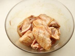 拌匀后，入冰箱腌制4小时以上，最好在头天晚上腌好，第二天再烤，更入味。