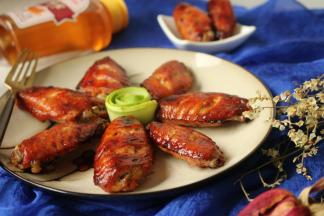 烤好的鸡翅，红亮诱人，实在是太好吃了。