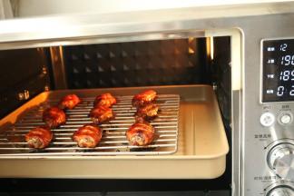 剩余的腌汁不要扔了，再加入少许蜂蜜拌匀，等待程序结束，拿出来刷一遍蜂蜜腌汁，再入烤箱烤8分钟左右，表面上色会更漂亮。