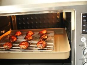 剩余的腌汁不要扔了，再加入少许蜂蜜拌匀，等待程序结束，拿出来刷一遍蜂蜜腌汁，再入烤箱烤8分钟左右，表面上色会更漂亮。