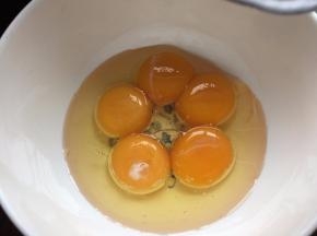 蛋清蛋黄分离，在蛋黄中加入植物油