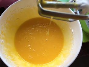 然后用打蛋器搅拌均匀