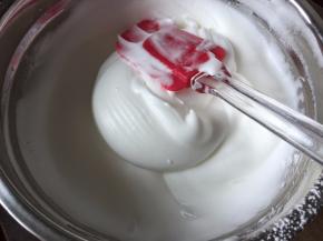 蛋清滴入几滴柠檬汁打发后分三次加入白砂糖打发，最后加入玉米淀粉用打蛋器打至硬性发泡（贱到容器壁的蛋糊要用刮刀刮入一起打发）