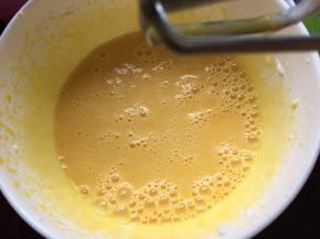 加入纯牛奶搅拌均匀