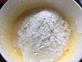 然后加入低筋面粉和泡打粉搅拌均匀