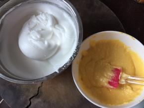 然后去1/2蛋白霜到搅拌均匀的蛋黄糊中用刮刀切拌均匀，再将拌均的蛋糕糊倒入剩余蛋白霜中搅拌均匀