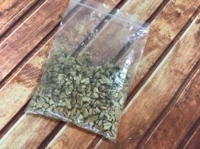 准备好各种坚果、去皮去核烤熟或炒熟, 装进厚的袋子里擀碎。