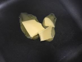 黄油加进不粘锅中火熬化。